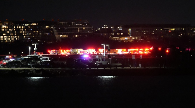 Avión de American Airlines con 67 pasajeros choca con helicóptero en Washington