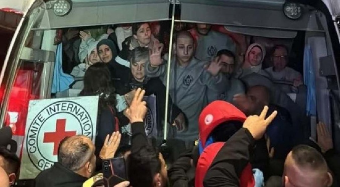 Israel libera al primer grupo de 90 presos palestinos en el marco de la tregua