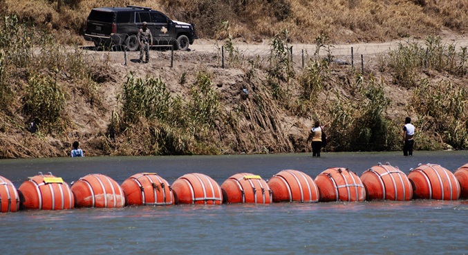 Texas refuerza su ‘muro flotante’ con nuevas boyas sobre el río Bravo