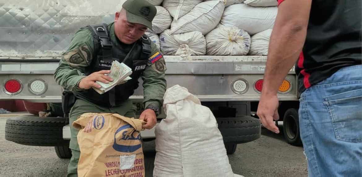 GNB detiene a 2 hombres con 64 mil dólares ocultos en sacos de abono en Santa Bárbara del Zulia