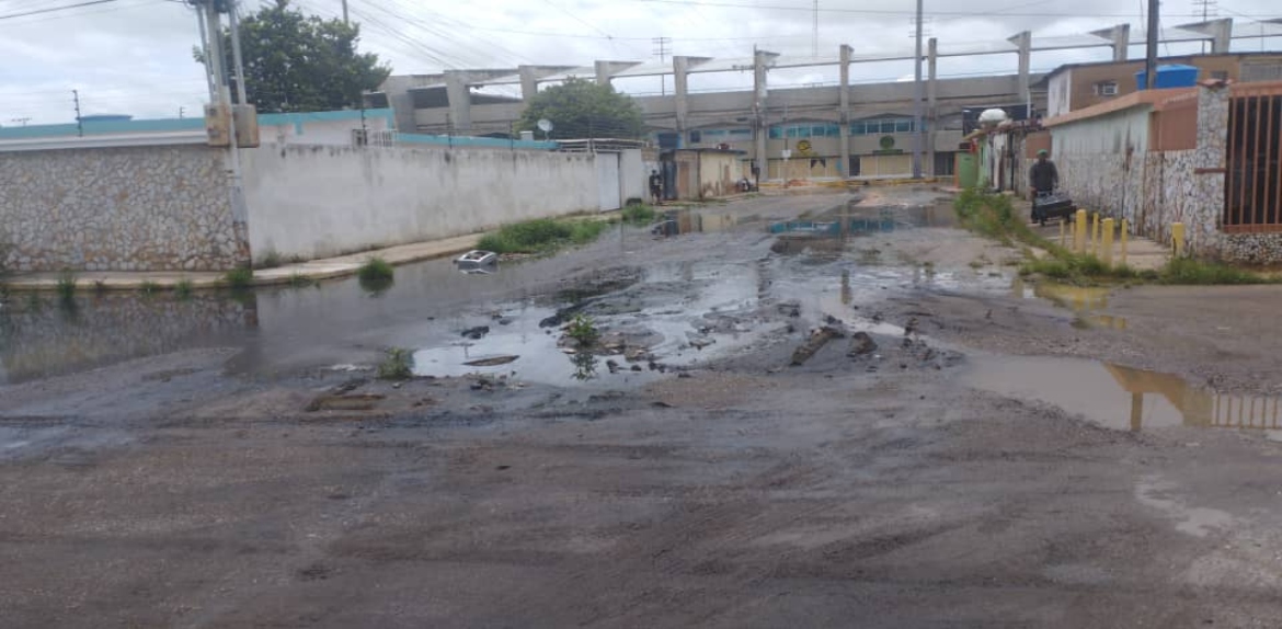 Los habitantes de la Urbanización La Paz piden solución a Hidrolago por bote de aguas negras