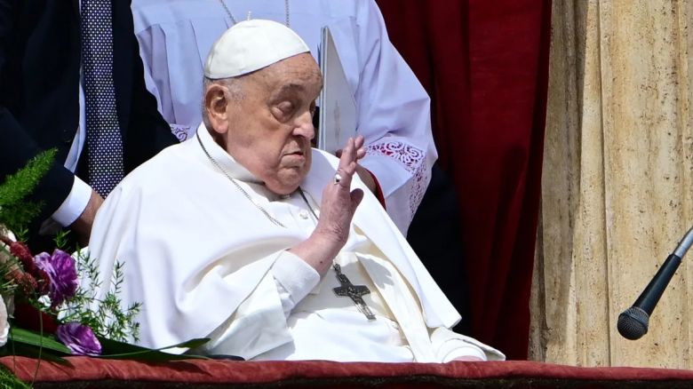 ‘Feliz Pascua’, dice el papa Francisco desde el balcón de la Basílica de San Pedro