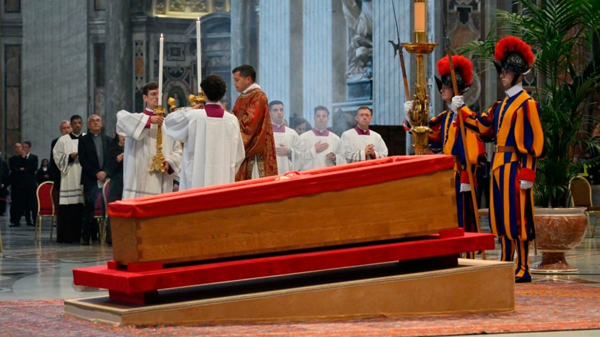 Masiva afluencia de fieles protagoniza homenaje al papa Francisco en basílica vaticana