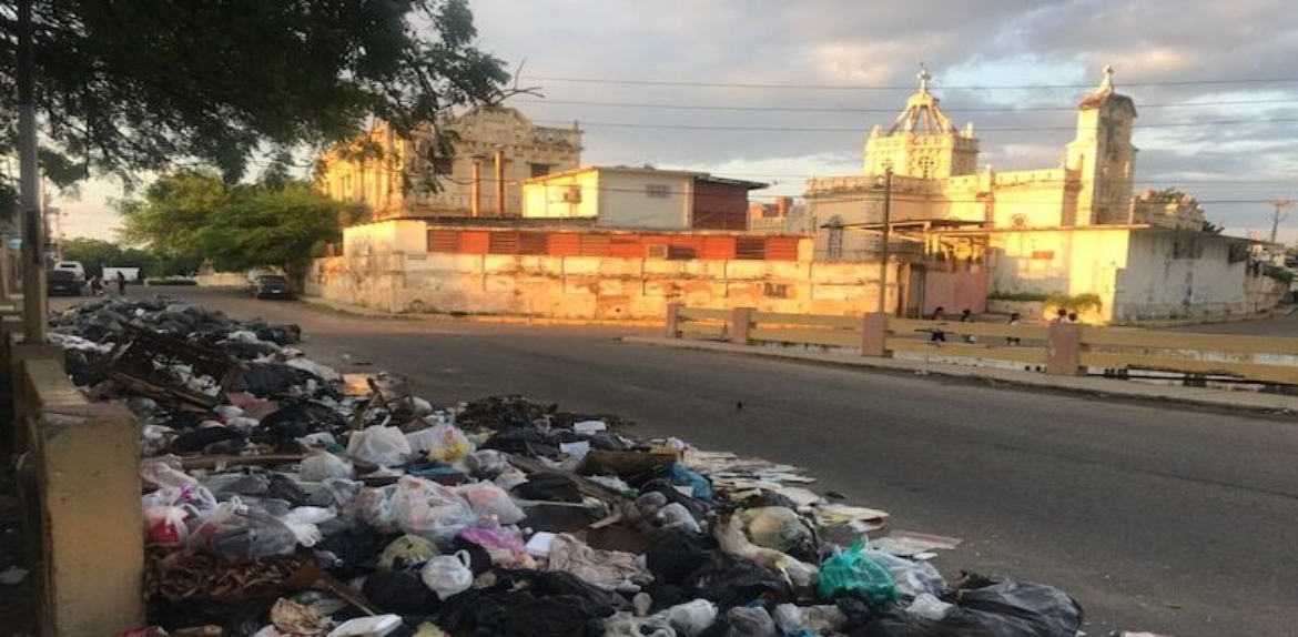 La basura se acumula detras del Hospital de Niños de Veritas