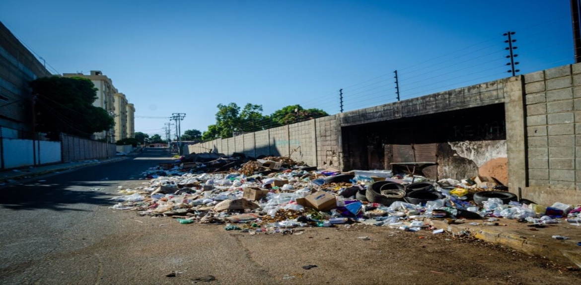 Sigue la acumulación de basura en las intersecciones de la C1