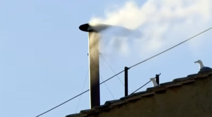 «Habemus papam», humo blanco anuncia que hay nuevo Pontífice