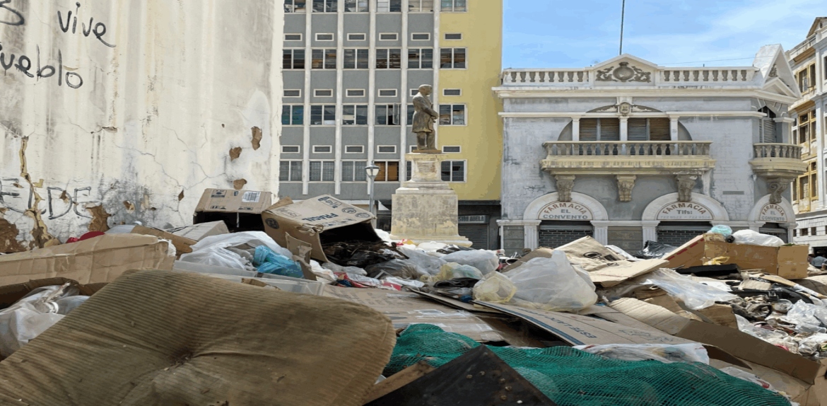 Basura en la estatua de Rafael María Baralt