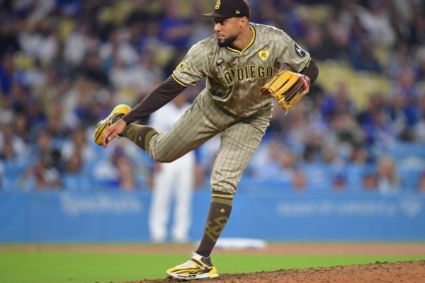 El venezolano Robert Suárez llega a 30 salvados y lidera las Grandes Ligas