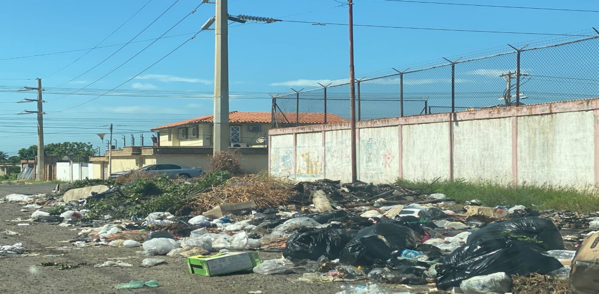 La Urbanización Monte Bello convertido en «un relleno sanitario»