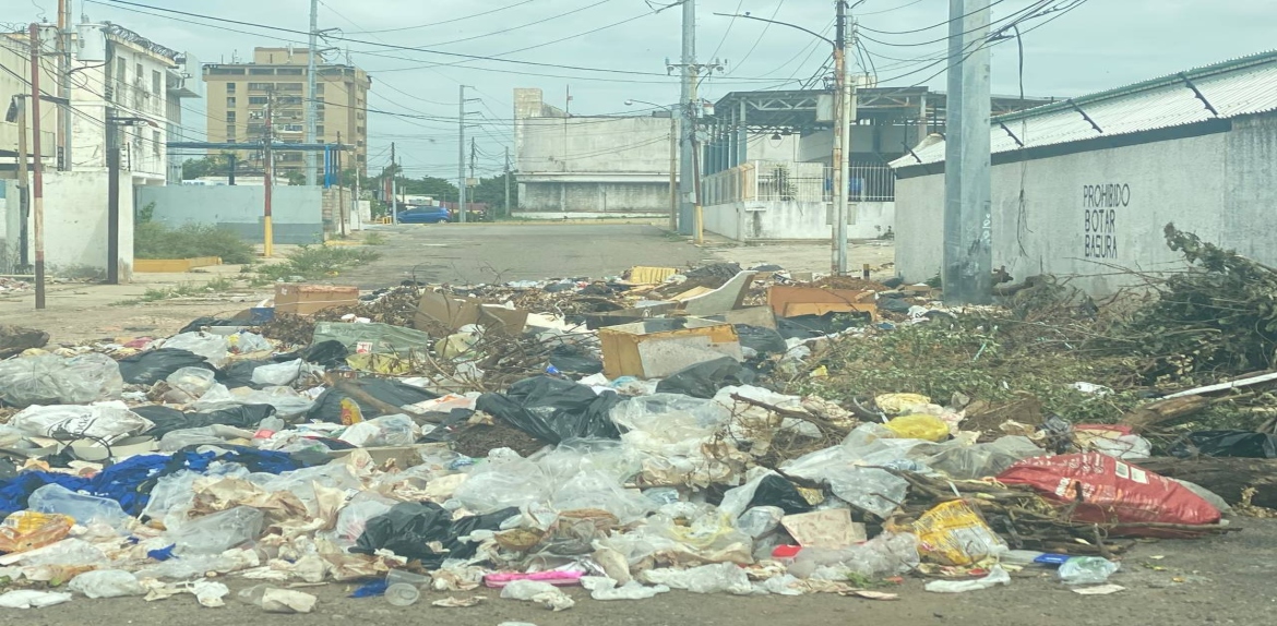 Vecinos de las 88A con 14C denuncian desbordamiento de basura y por falta de recolección de la Alcaldía