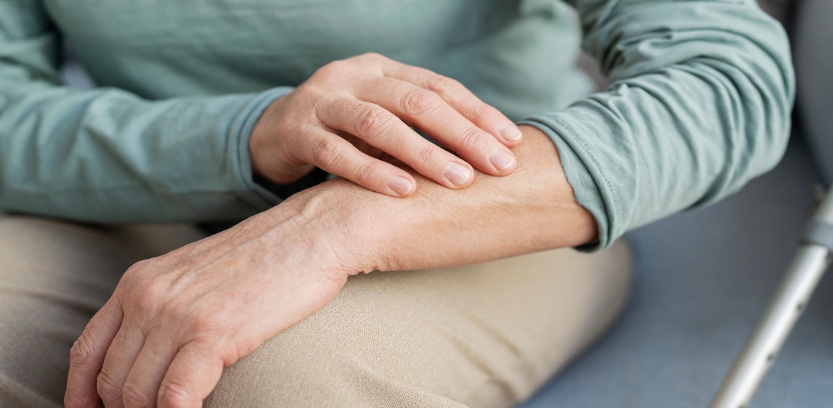 Identificaron sustancias químicas en los oídos que podrían ser señal de la enfermedad de Parkinson