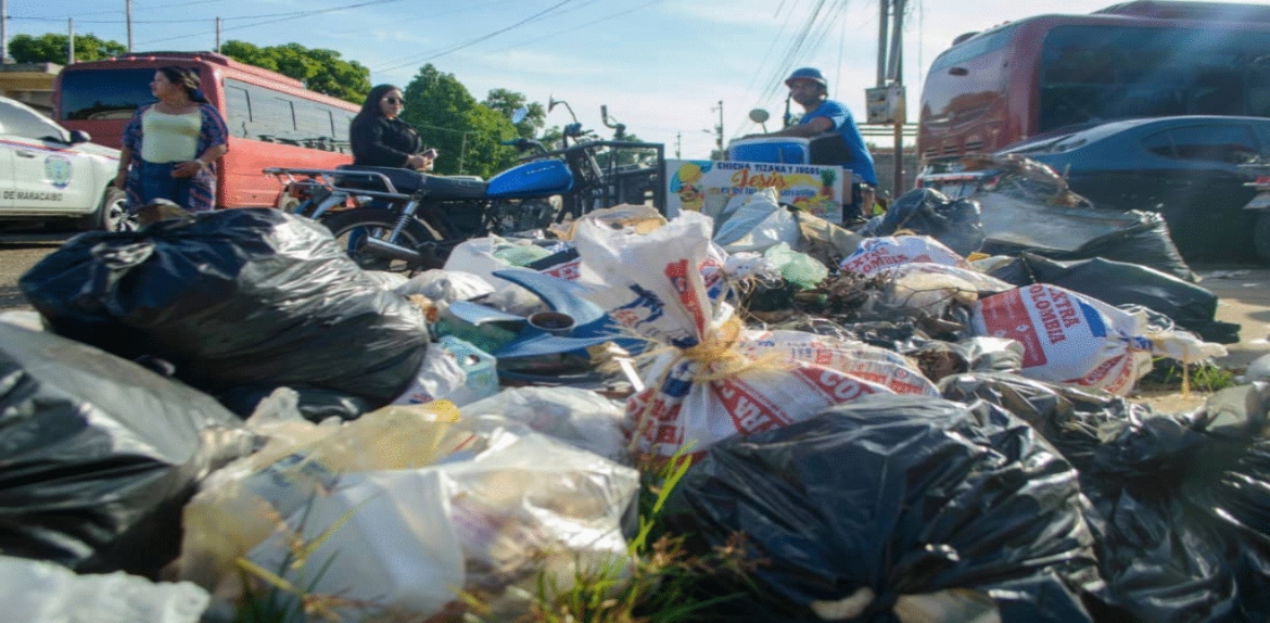 La calle Falcón bajo la sombra de la basura
