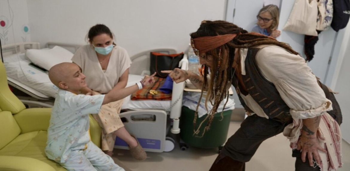 Johnny Depp visita a pacientes de un hospital infantil en Madrid vestido de Jack Sparrow