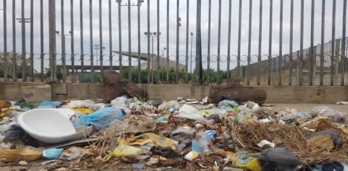Basura en el Complejo Deportivo Niños Cantores