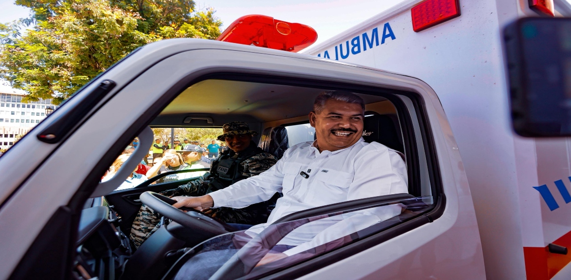 Gobernador Caldera entrega 4.300 ayudas humanas y ambulancias para seis centros de salud del Zulia