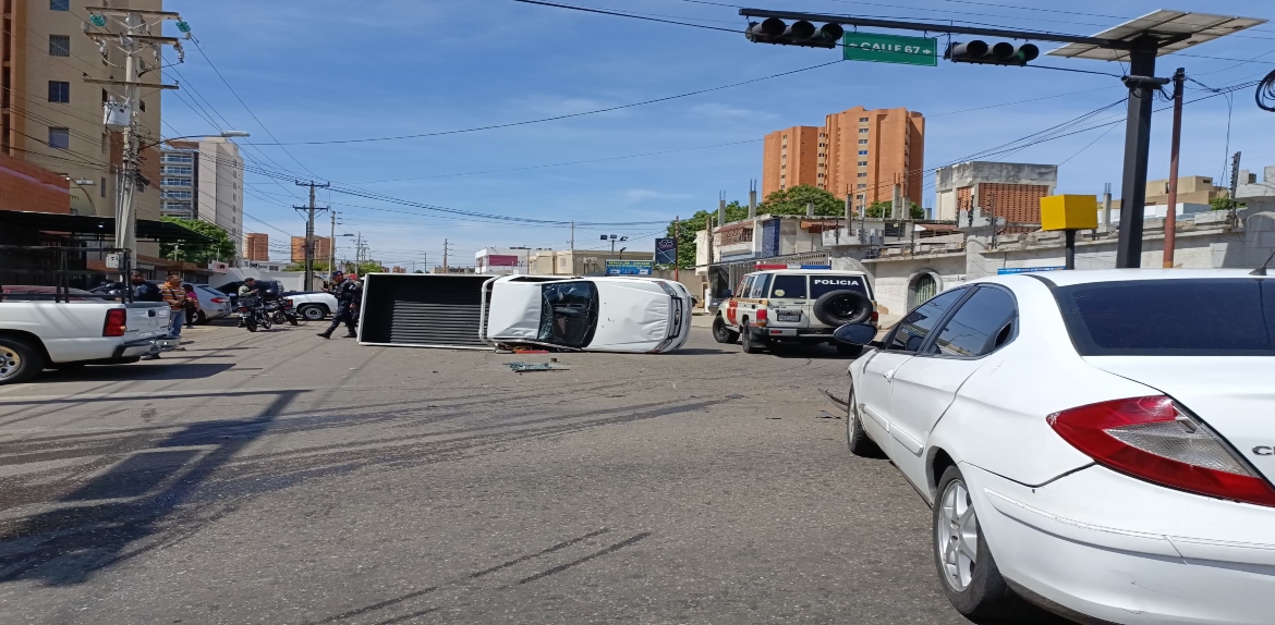 Otro accidente sacude Maracaibo: camioneta volcó tras colisión en la calle 67 con avenida 13A