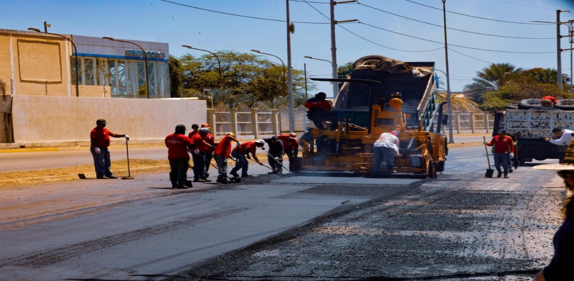 Gobernador Caldera marca inicio de asfaltado de avenida Guajira y de tramo vial Sinamaica-Paraguaipoa