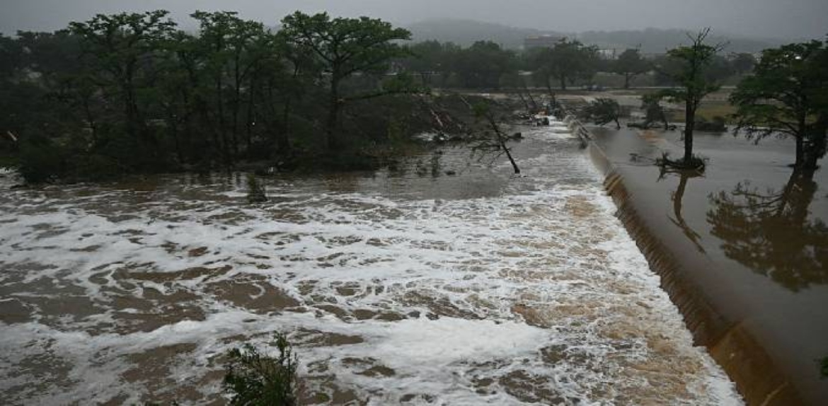 Siguen buscando desaparecidos por inundaciones en Texas que arrojan 104 fallecidos