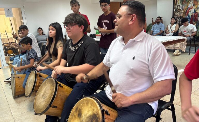 Ricardo Aguirre inicia su recorrido por las 74 escuelas de gaita de Maracaibo