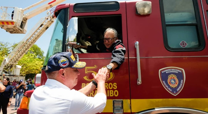 Di Martino entrega ambulancias al Cuerpo de Bomberos de Maracaibo