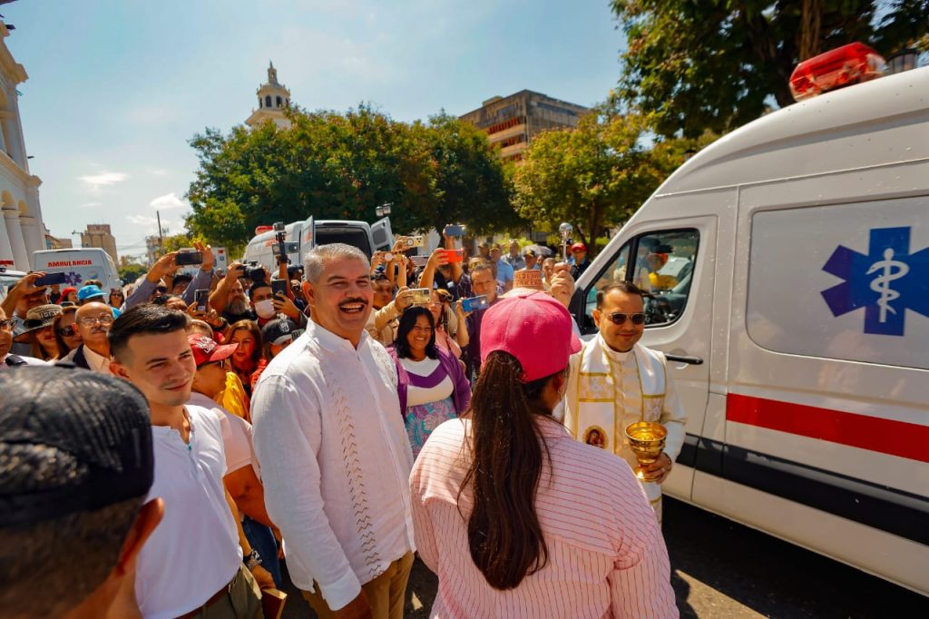 Gobernador Caldera entrega siete ambulancias para sumar 35 dotadas en tres meses de gestión