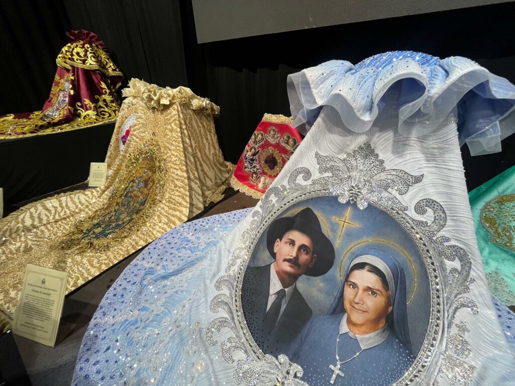 Develan los mantos que lucirá Nuestra Señora de Chiquinquirá en sus Fiestas Patronales