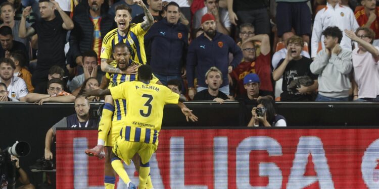 El venezolano Salomón Rondón anota el gol del triunfo de Real Oviedo sobre el Valencia