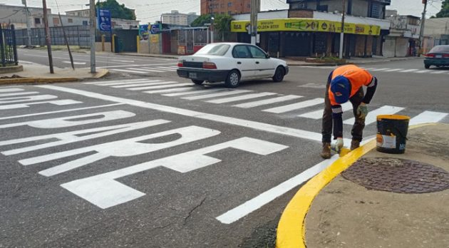 Labores de demarcación vial en Maracaibo avanzan para una movilidad eficiente