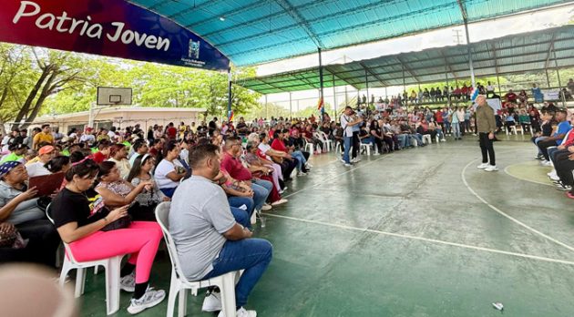 Di Martino entrega financiamiento a proyectos aprobados en Consulta Nacional de la Juventud
