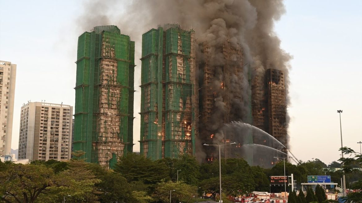Hong Kong eleva a 65 los muertos por el incendio en un complejo residencial; investigan materiales “acelerantes” y posibles actos de corrupción