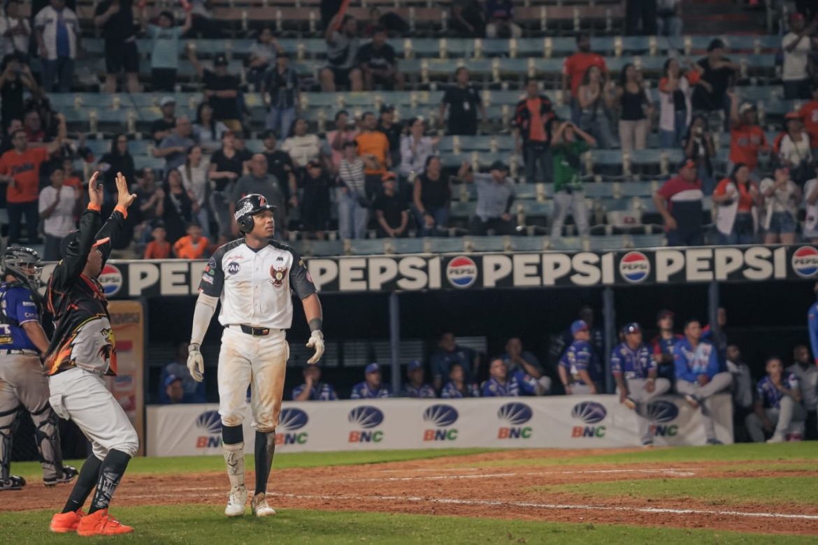 Águilas dejan en el terreno a Tiburones con remontada en el último inning