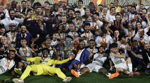 Memphis Depay da la Copa de Brasil al Corinthians del zuliano «Brujo» Martínez