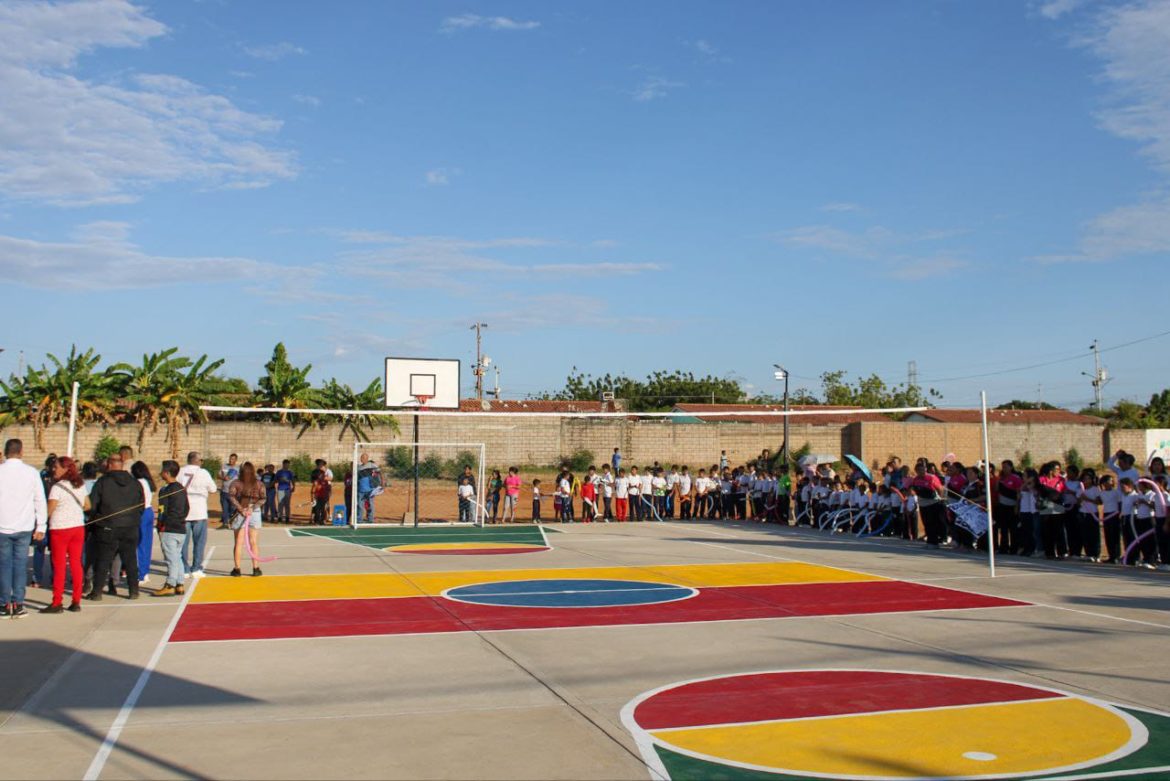 Alcaldía y empresa privada inauguran cancha deportiva en Villa San Isidro