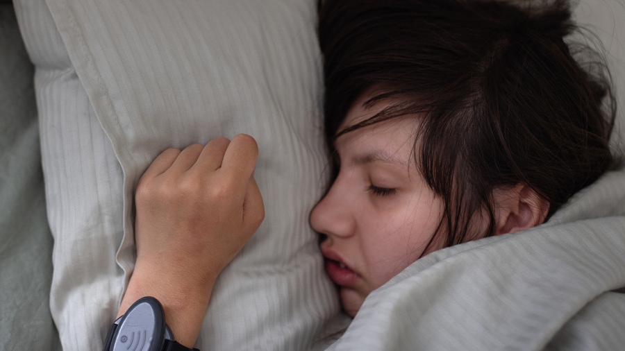 Dormir hasta tarde los fines de semana podría proteger la salud mental de los adolescentes, según un nuevo estudio