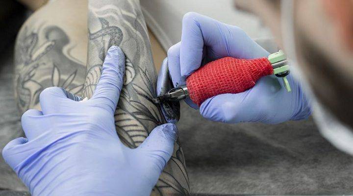 Expertos en salud sugieren incluir tatuajes en el historial clínico por posibles riesgos