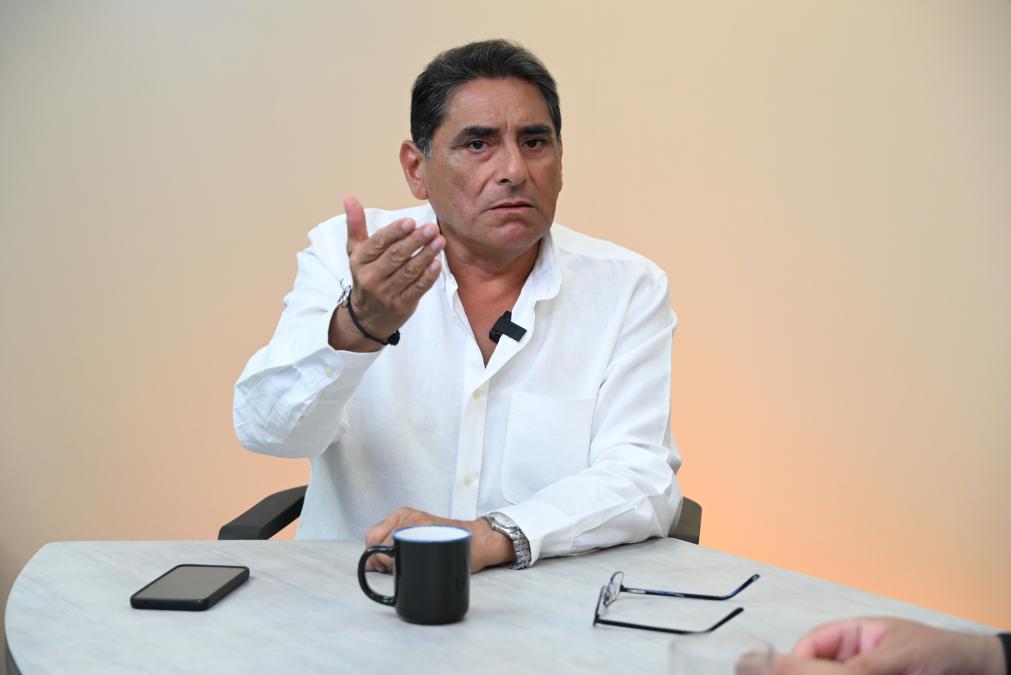 Carlos Álvarez defiende a las Fuerzas Armadas del Perú tras críticas de López Aliaga