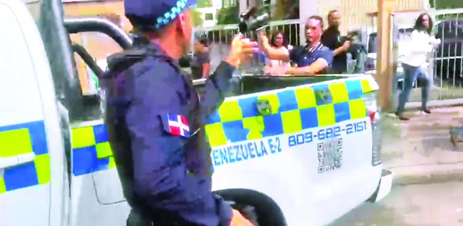 Dominicana: Policía agrede a periodistas tras denuncia de maltrato infantil en guardería