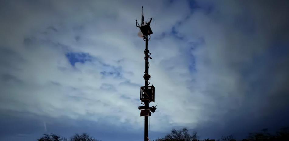 Texas refuerza frontera con altavoces que alertan a migrantes sobre riesgo de enjuiciamiento